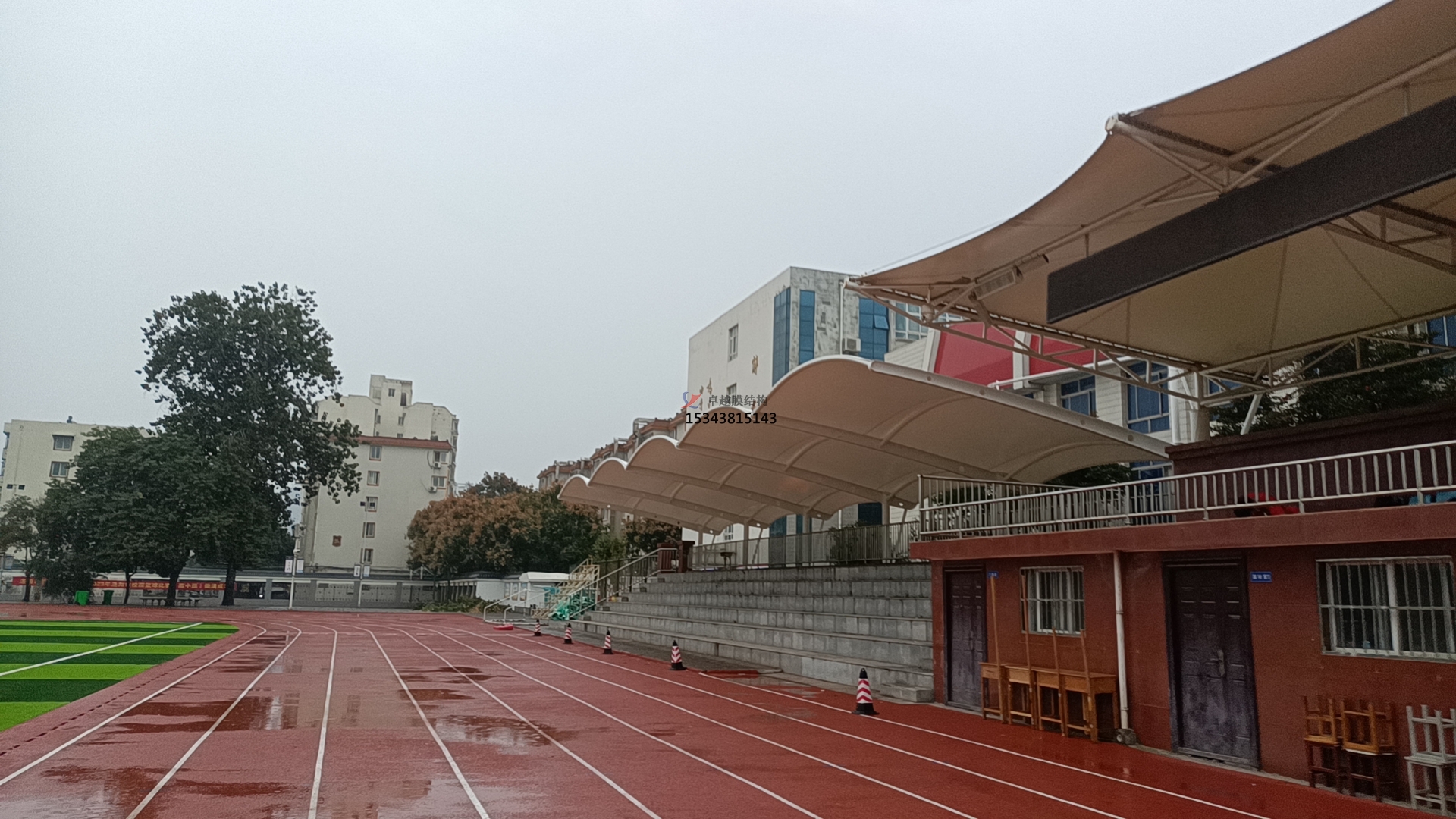 學校田徑場膜結構看臺遮陽棚如何選擇材料？不同材料對其性能有何影響？