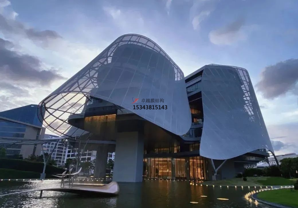 優(yōu)雅而懸浮，PTFE膜結(jié)構(gòu)外立面建筑